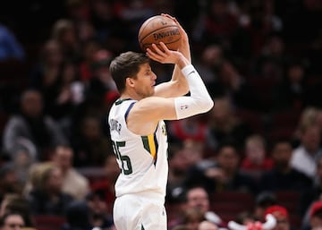 Sin ser parte de la clase alta de la Liga, Korver es uno de los mejores triplistas de la historia. Y es, con 2.403 triples, el cuarto que más ha anotado de la historia tras los ilustres nombres de Curry, Allen y Miller. Casi nada para alguien que ha anotado más del 40% en triples en 12 ocasiones y que llegó al 53,6% en la 2009-10.