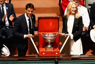 La actriz Nicole Kidman y el copresidente de París 2024 Tony Estanguet con el trofeo de Roland Garros. 