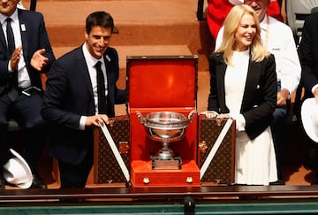 La actriz Nicole Kidman y el copresidente de París 2024 Tony Estanguet con el trofeo de Roland Garros. 