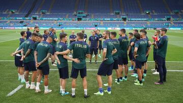 Mancini da una charla a sus jugadores en el Ol&iacute;mpico de Roma en el entrenamiento previo al partido.