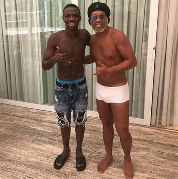 Un día estás luchando por llegar a ser como los ídolos de tu país, al otro estás a su lado… Vinícius Júnior y Ronaldinho
