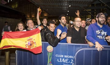 Seguidores del Real Madrid esperando la llegada de los jugadores en la puerta del hotel de concentración en Abu Dhabi 