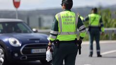 Imagen de dos agentes de la Guardia Civil