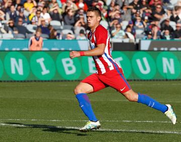 
El último de los delanteros de la lista firmados por el Atlético que no debutaron en partido oficial. Sí vivió su puesta de largo como rojiblanco, presentado a la par que un Diogo Jota que tampoco jugaría nunca con el Atlético. Salió cedido al Villarreal y finalmente traspasado a River Plate en 2017.
