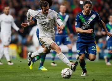 Bale takes on Ricardo Rodríguez in Real's Champions League win over Wolfsburg on Tuesday.