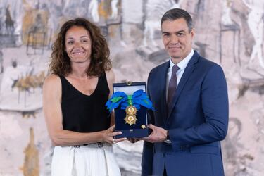 La baloncestista española Laia Palau recibe del presidente del Gobierno, Pedro Sánchez, la Gran Cruz de la Real Orden del Mérito Deportivo.