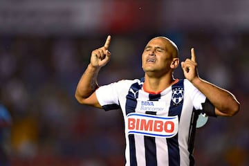 Humberto Suazo celebrando un gol con Monterrey