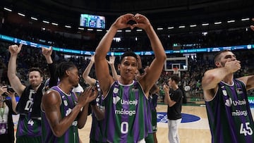 Los jugadores del Unicaja festejan la sufrida victoria.