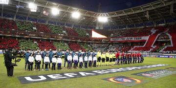 Los equipos en el centro del campo. 