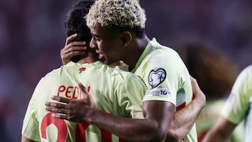 KONYA (Turkey), 07/09/2025.- Pedri (L) of Spain celebrates with his teammates Lamine Yamal scoring the 0-1 goal during the FIFA World Cup 2026 qualifying Group E soccer soccer match between Turkey and Spain in Konya, Turkey, 07 September 2025. (Mundial de Fútbol, España, Turquía) EFE/EPA/ERDEM SAHIN