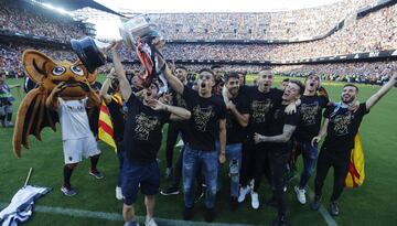 Fiesta en las calles de Valencia que alcanzó el éxtasis en Mestalla