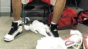 <B>ESAS BOTAS...</B> Las Air Jordan de Jeffries (Indiana) no vuelan solas...