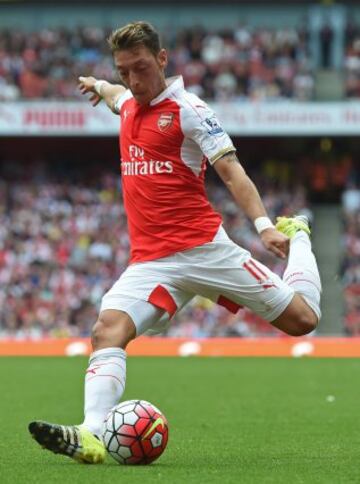 Mesut Özil gana a la semana 292 mil dólares, el primero y el único del Arsenal en el Top Ten.