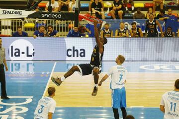 Ovie Soko realiza un mate ante el Obradoiro.