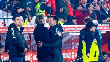 Futbol, Chile vs Argentina.
Clasificatorias al Mundial 2026.
El entrenador de la seleccion Argentina Lionel Scaloni y Ricardo Gareca son fotografiado durante el partido clasificatorio al Mundial 2026 válido por la Fecha 15 entre Chile y Argentina disputado en el estadio Nacional de Santiago, Chile.
05/06/2025
Pepe Alvujar/Photosport
Football, Chile vs Argentina.
2026 World Cup Qualifiers.
Argentina’s head coach Lionel Scaloni and Ricardo Gareca are pictured during the match a 2026 World Cup qualifier, Matchday 15, between Chile and Argentina at the National Stadium in Santiago, Chile.
05/06/2025
Pepe Alvujar/Photosport