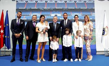 El presidente del Real Madrid, Florentino Pérez, posa con Sergio Ramos, Pilar Rubio, sus cuatro hijos, sus padres y sus hermanos. 