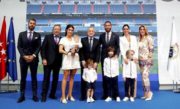 El presidente del Real Madrid, Florentino P¨¦rez, posa con Sergio Ramos, Pilar Rubio, sus cuatro hijos, sus padres y sus hermanos.