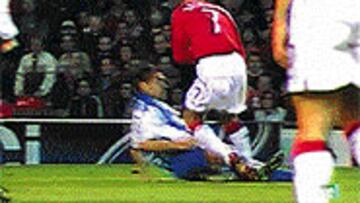 <B>SU ÚNICO SUSTO IMPORTANTE</B>. Una dura entrada de Duscher en Old Trafford casi le aparta del Mundial, aunque todo quedó en fractura de un hueso del pie.