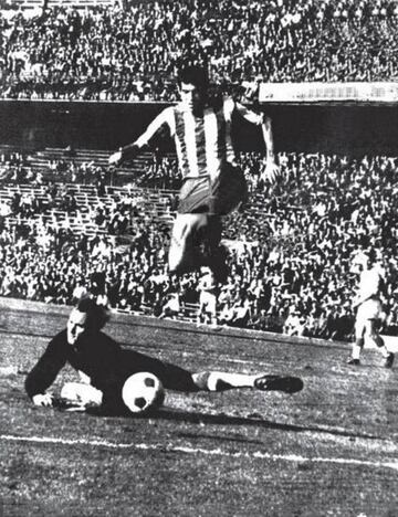 Luis Aragonés supera al meta del Malmoe en aquel primer partido.