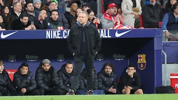 Flick, en el área técnica del Metropolitano con Araújo detrás.