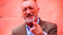 Pérez-Reverte estalla contra la nueva política digital de Ryanair: “Cada vez nos acorralan más”