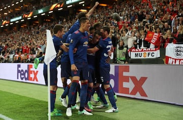 0-2. Henrikh Mkhitaryan celebró el segundo gol con sus compañeros.