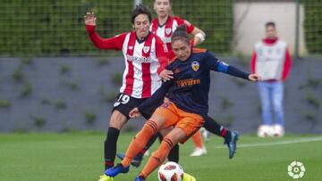 Natalia Gait&aacute;n, del Valencia, y Erika, del Athletic, en un duelo de la Liga Iberdrola. 