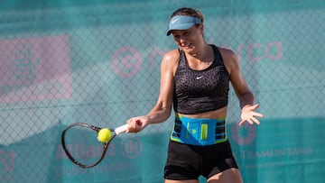 Paula Badosa se entrena en las pistas del club de tenis Mallorca Country Club.