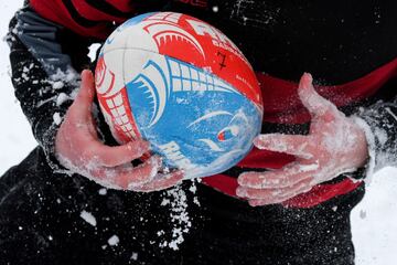 Jugadores de rugby aficionados participan en un torneo de rugby sobre la nieve en el suburbio de Zelenograd de Moscú. El evento deportivo anual reúne a 28 equipos masculinos y 12 femeninos.