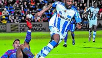 <b>PELEA. </b>El camerunés Songo'o, cedido por el Real Zaragoza a la Real Sociedad, desborda en una acción a Juanma.