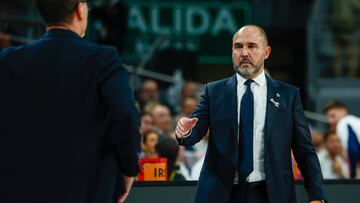 Chus Mateo, durante el partido de cuarta jornada de la Liga ACB saludando al entrenador del Girona en el WiZink Center.