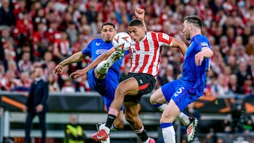 BILBAO, 17/04/2025.- El delantero del Athletic Club, Maroan Sannadi (c), disputa el balón ante los defensores del Rangers durante el encuentro correspondiente a la vuelta de los cuartos de final de la Liga Europa que disputan hoy jueves Athletic Club y Rangers en el estadio de San Mames, en Bilbao. EFE / Javier Zorrilla.
