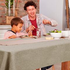 Este es el mantel impermeable antimanchas que triunfa en Amazon