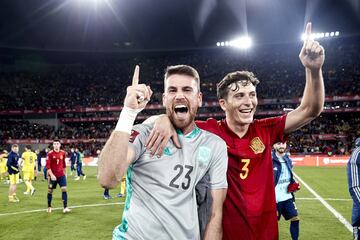 Unai Simón y Pau Torres celebran la clasificación para el Mundial de Qatar 2022.