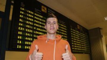 Nemanja Nedovic, a su llegada al aeropuerto de Manises.