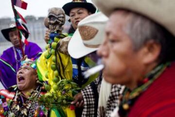 Chamanes peruanos realizan rituales al lado del Estadio Nacional de Lima. 