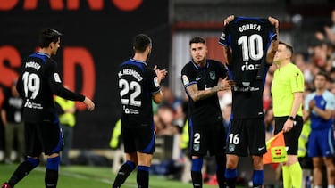 Nahuel Molina muestra una camiseta de Correa en la celebración del tanto del defensa argentino.