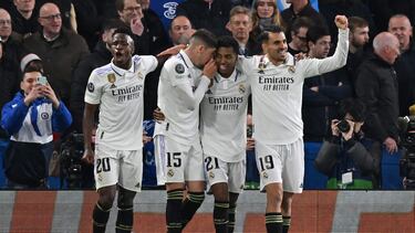 0-2. Rodrygo celebra el segundo tanto con Vinicius, Valverde y Ceballos.