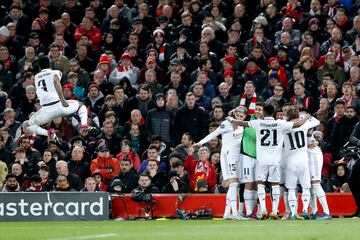 El Madrid celebra el 2-5, segundo tanto de Benzema, en Anfield.