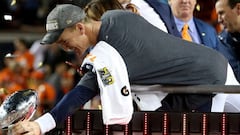 Peyton Manning con su segundo Lombardi Trophy.