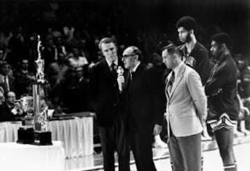 Con Larry Costello (hablando) como entrenador y el gran Oscar Robertson como socio, convirtió a los Bucks en una potencia.