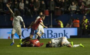 Tano se fracturó la tibia y el peroné tras chocar con Isco por un balón dividido. 