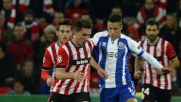 Aymeric Laporte pelea por el bal&oacute;n con Cristian Tello