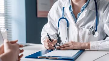 Polémica por uso de licencias en clínicas privadas: algunos médicos se las habrían otorgado a sí mismos