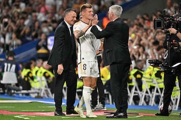 El homenaje en el minuto 86. Ancelotti retira a Kroos del campo y el Bernabéu, en pie, rinde honores al jugador alemán. En la imagen, Toni saluda a su entrenador en el área técnica del conjunto blanco.