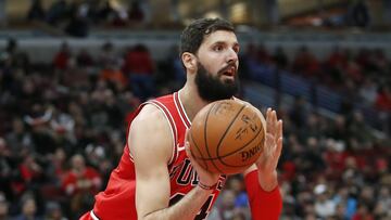 CHI08 - CHICAGO (EE.UU.), 1/1/2018.- Nikola Mirotic de Bulls realiza un pase ante Trail Blazers hoy, 1 de enero de 2018, durante su juego de la NBA en el United Center en Chicago, Illinois (EE.UU.). EFE/Kamil Krzaczynski