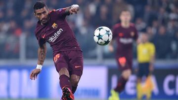 Barcelona&#039;s Brazilian midfielder Paulinho kicks the ball during the UEFA Champions League Group D football match Juventus Barcelona on November 22, 2017 at the Juventus stadium in Turin.  / AFP PHOTO / Filippo MONTEFORTE