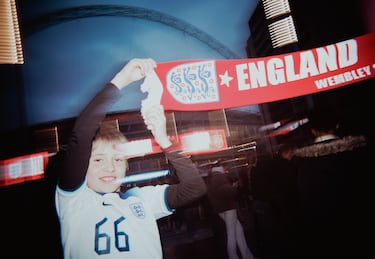 Un aficionado inglés posa en Wembley Way antes del partido amistoso internacional entre Inglaterra y Uruguay en el estadio de Wembley.