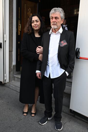 La hija y el hermano de la actriz, María Isasi y Ángel Paredes, a la salida de la capilla ardiente de Marisa Paredes en el Teatro Español.