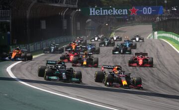 La pugna en la salida de la carrera de Max Verstappen y Valtteri Bottas.